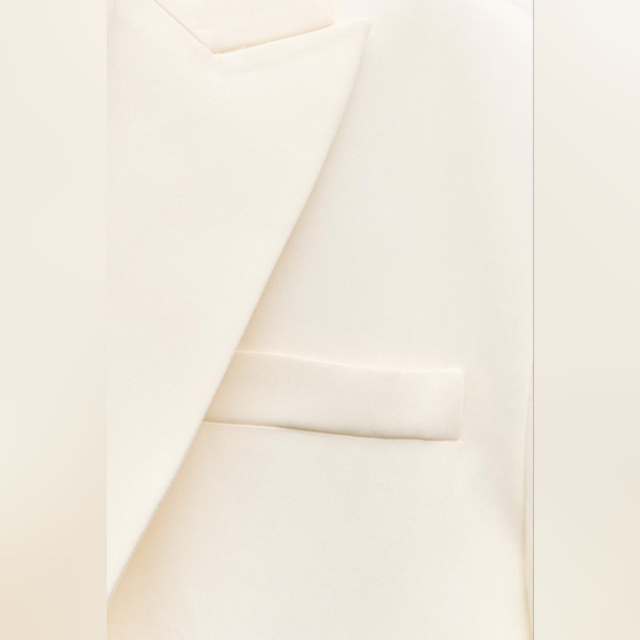 Stylish Cream Blazer with Textured Fabric and Boxy Silhouette - Picture 9 of 15